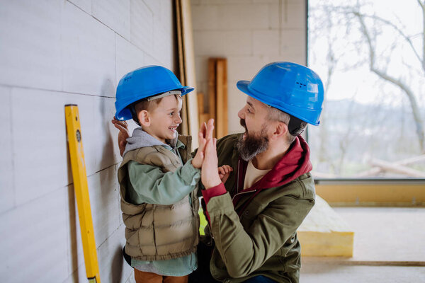 Father His Little Son Working Together Unfinished House — Stock Photo, Image