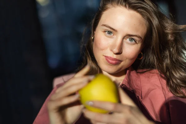Porträtt Ung Vacker Kvinna Med Äpple — Stockfoto