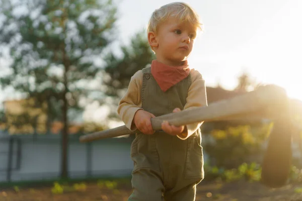 Sonbahar Günü Bahçede Çapalı Küçük Bir Çocuk Çalışıyor — Stok fotoğraf