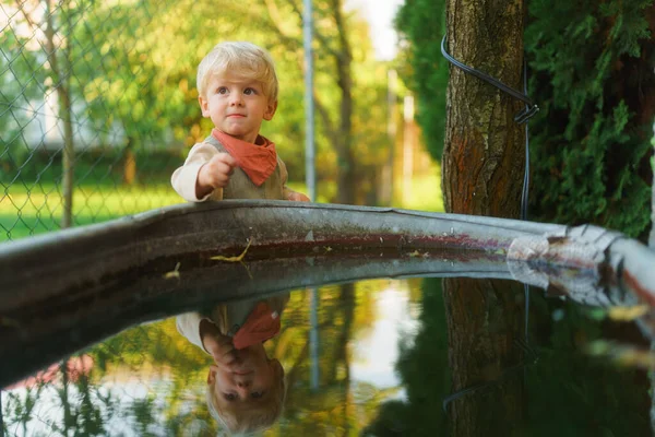 Ευτυχισμένο Μικρό Αγόρι Κοντά Δεξαμενή Νερού Στον Κήπο — Φωτογραφία Αρχείου