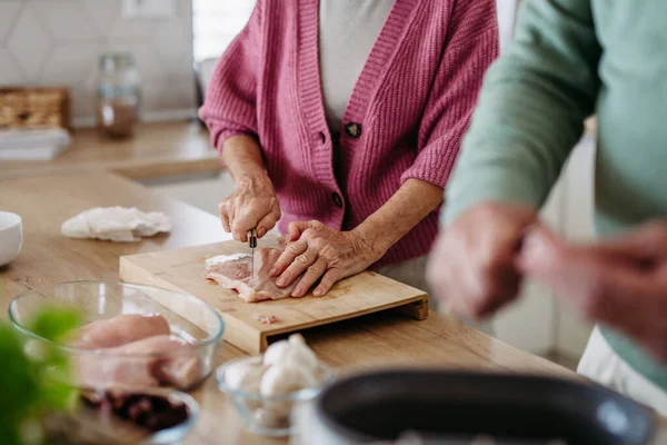 Старша Пара Готує Разом Кухні — стокове фото