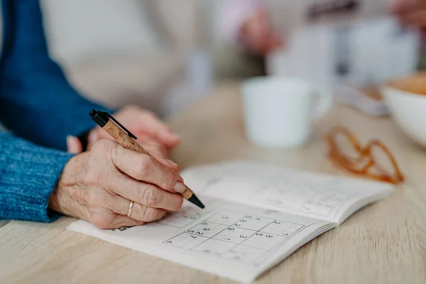 Närbild Senior Kvinna Gör Sudoku — Stockfoto
