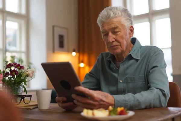 Uomo Anziano Che Legge Qualcosa Tablet Digitale — Foto Stock