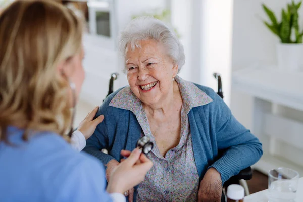 Sestra Vyšetřuje Staršího Pacienta Stetoskopem Doma — Stock fotografie