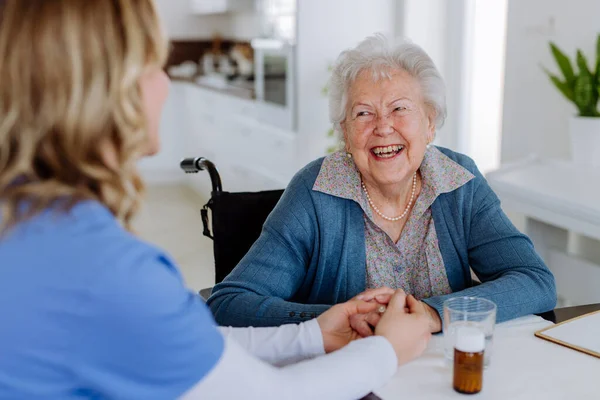 Nővér Tablettákat Egy Idős Nőnek Otthonában — Stock Fotó