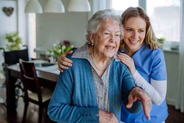 Enfermera Abrazando Cliente Senior —  Fotos de Stock