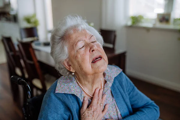 Πορτρέτο Της Ηλικιωμένης Γυναίκας Που Αισθάνεται Άρρωστη — Φωτογραφία Αρχείου