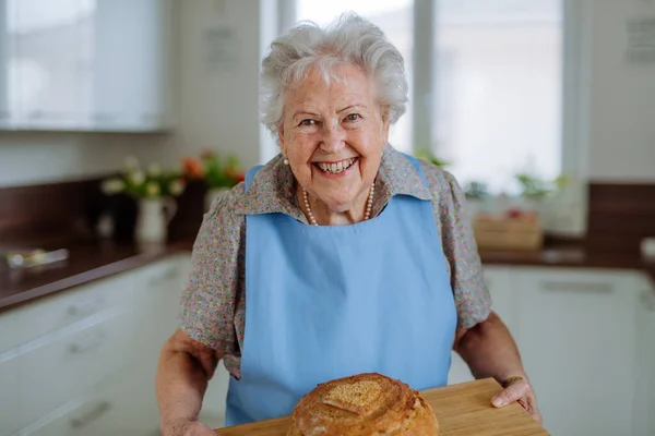 Портрет Старшої Жінки Свіжим Запеченим Хлібом — стокове фото