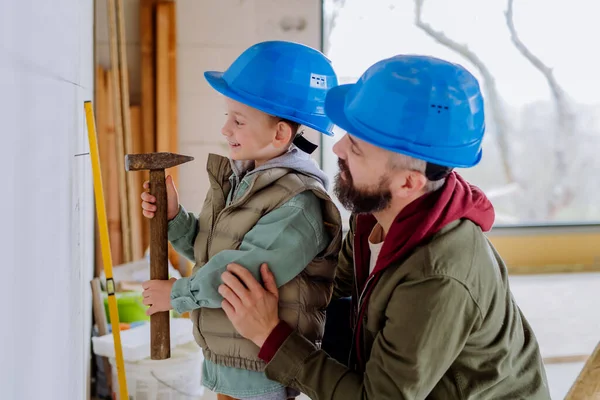 Vater Und Sein Kleiner Sohn Arbeiten Gemeinsam Ihrem Unfertigen Haus — Stockfoto