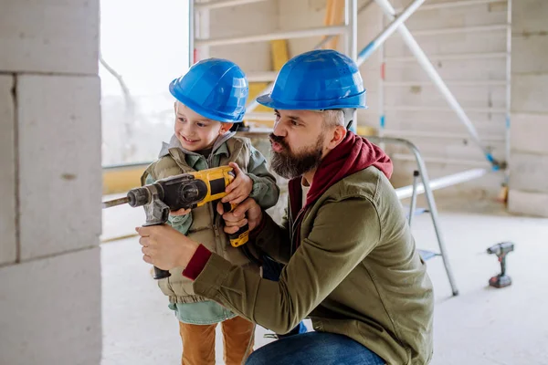 Pai Seu Filho Trabalhando Juntos Sua Casa Inacabada — Fotografia de Stock