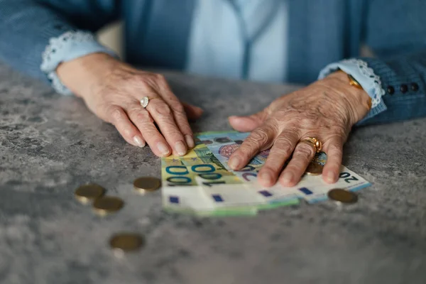 집에서 연금을 계산하는 나이든 여자의 최근에 폐쇄되다 — 스톡 사진