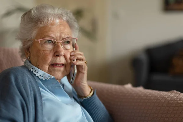 Portrét Starší Ženy Sedící Doma Volající — Stock fotografie