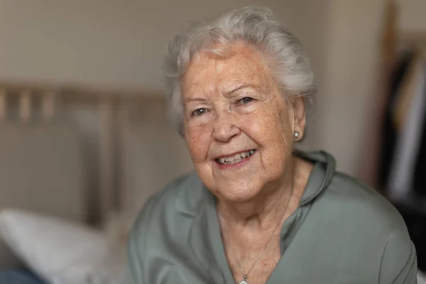 一个身披睡衣的老年妇女的画像 — 图库照片