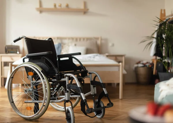 Yatak Odasındaki Tekerlekli Sandalyeyi Kapat — Stok fotoğraf