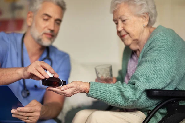 Caregiver Melakukan Pemeriksaan Rutin Klien Senior Rumahnya — Stok Foto