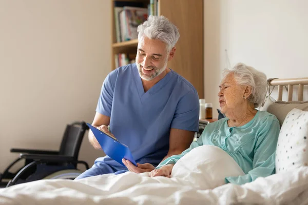 Pflegekraft Überprüft Seniorin Regelmäßig Ihrem Haus — Stockfoto