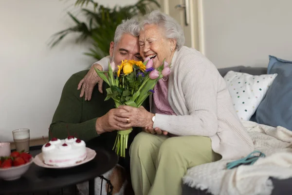 Idős Férfi Meglátogatja Idősebb Anyját Otthonában — Stock Fotó
