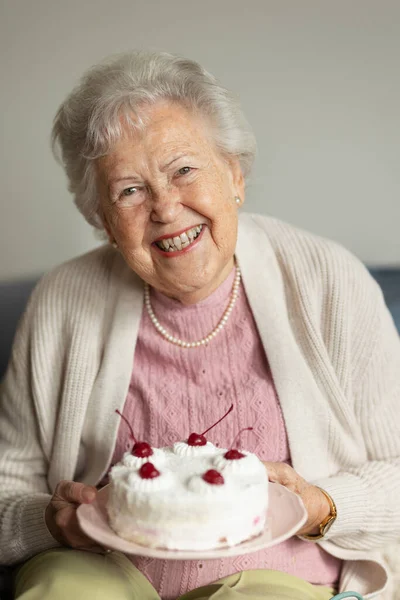 带着生日蛋糕的老年妇女的画像 — 图库照片