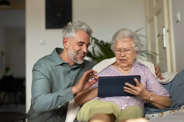 Älterer Mann Lernt Wie Seine Mutter Mit Einem Digitalen Tablet — Stockfoto