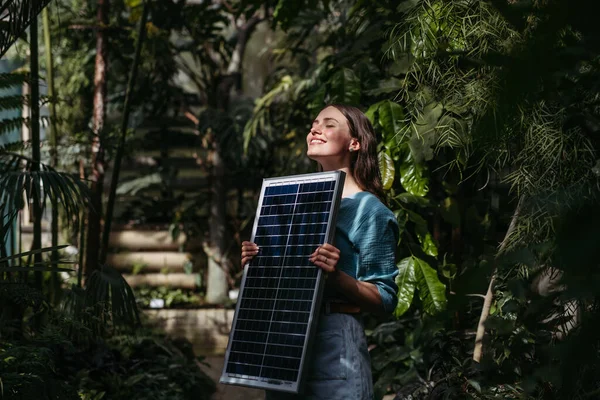 Jeune Femme Dans Jardin Botanique Avec Panneau Photovoltaïque — Photo