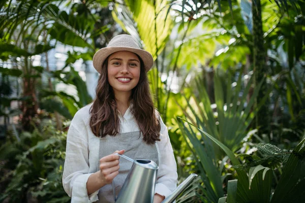 Portret Van Een Jonge Tuinman Die Voor Planten Zorgt Kas — Stockfoto