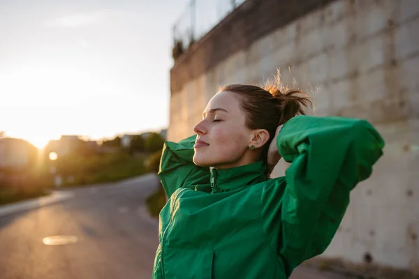 Junge Frau Sportlicher Kleidung Ruht Bei Sonnenuntergang Freien — Stockfoto