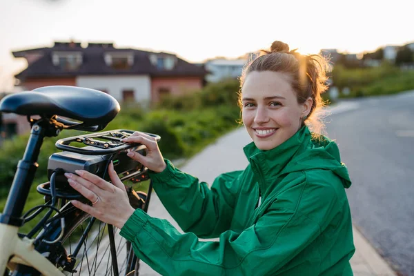 電動自転車を持つ若い女性 通勤や生態系の旅行の概念 — ストック写真