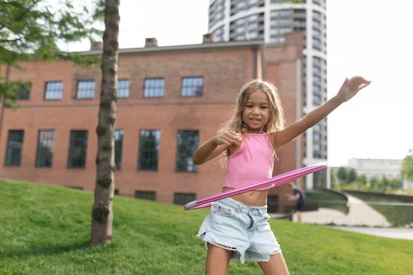 Şehir Parkında Hulahopla Oynayan Küçük Bir Kız — Stok fotoğraf