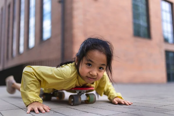 スケートボードで楽しんでいる小さなアジアの女の子 — ストック写真