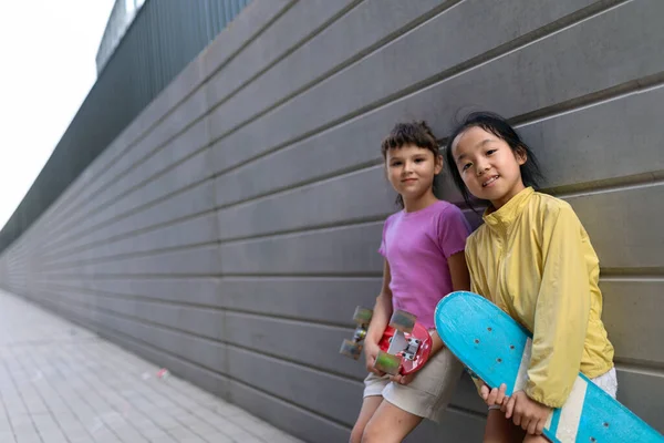 Happy Friends Posing Together City Standing Front Concrete Wall Looking — ストック写真