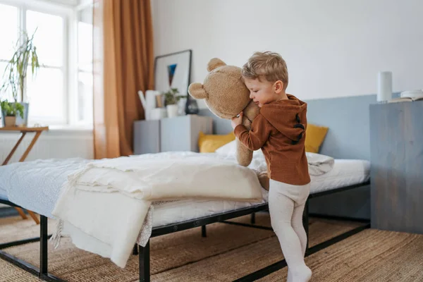 Kleiner Junge Kuschelt Mit Bärenspielzeug Schlafzimmer Kleiner Junge Geht Mit — Stockfoto