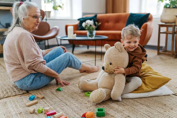 Büyükannesi Küçük Torunu Oyuncak Ayısıyla Oynuyor Renkli Tahta Bloklarla Oynamak — Stok fotoğraf