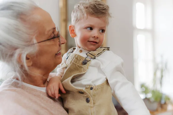 Seniorenvrouw Die Tijd Doorbrengt Plezier Heeft Met Kleinzoon — Stockfoto