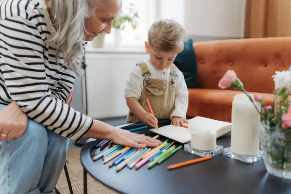 Der Enkel Zeichnet Mit Seiner Großmutter Notizblock Kleiner Junge Zeichnet — Stockfoto