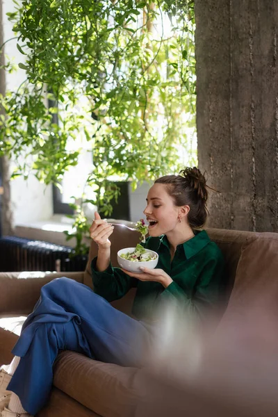 Young Woman Having Lunch Office — Stock Photo, Image
