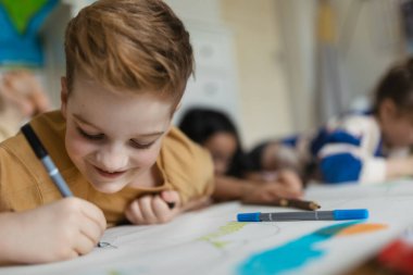 Okul projesinde sınıf arkadaşlarıyla rüzgar enerjisi üzerine çalışan genç bir çocuğun portresi. Keçeli kalemlerle çizen sevimli çocuk..