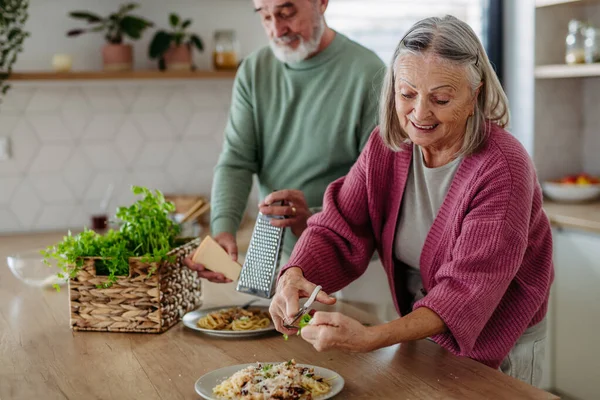 Senior Par Matlagning Tillsammans Köket Laga Pasta Till Middag Tillbringa — Stockfoto