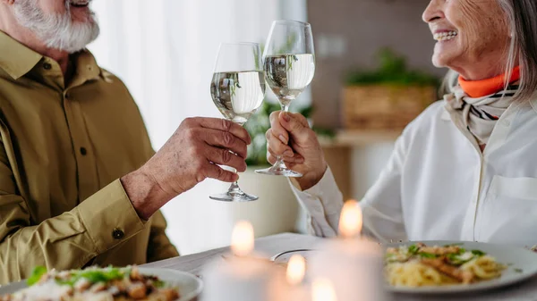 Idősebb Férfi Feleségével Évfordulóját Ünnepli Eldery Pár Egy Romantikus Vacsora — Stock Fotó