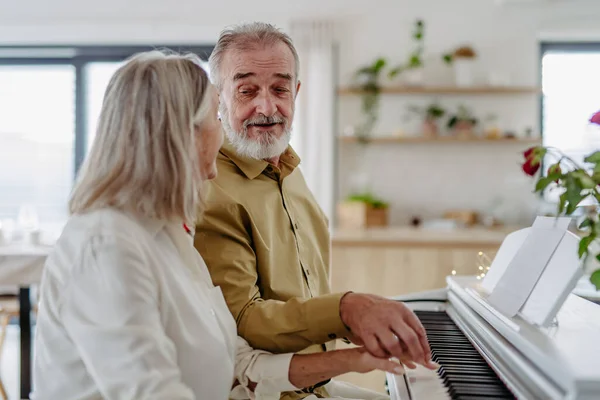Een Senior Koppel Zit Zij Aan Zij Aan Piano Samen — Stockfoto