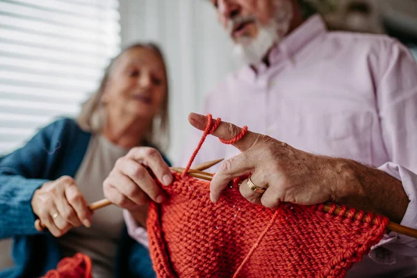 Senior Couple Knitting Together Living Room Elderly Man Learning Knit — Stock Photo, Image