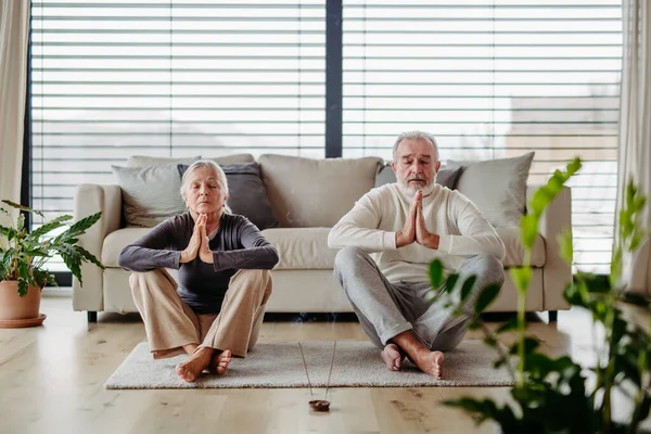 Idősebb Pár Együtt Jógázik Nappaliban Egészséges Életmód Koncepció — Stock Fotó