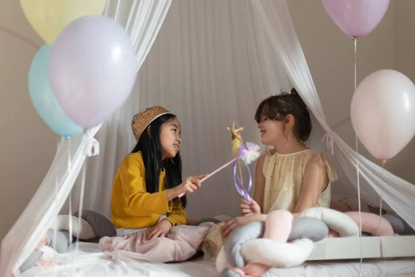 Meninas Felizes Jogando Princesa Com Varinhas Princesa Tenda Jogo Indoor — Fotografia de Stock