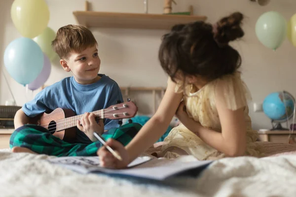 姐姐和哥哥在一起度过美好时光 快乐的朋友们一起弹奏音乐 一起做作业 — 图库照片
