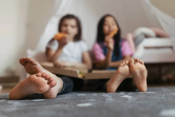 Amigos Sentam Chão Com Uma Caixa Pizza Colo Comer Comida — Fotografia de Stock