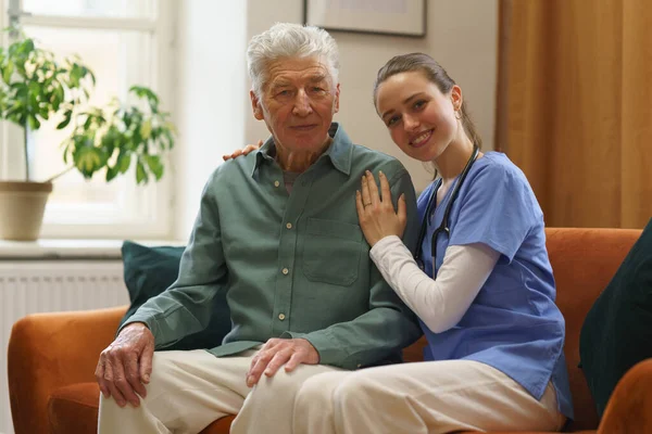 Enfermera Joven Cuidando Ancianos Mayores Casa —  Fotos de Stock