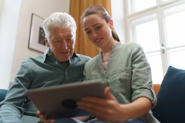 Uomo Anziano Con Sua Nipote Utilizzando Tablet Digitale Insieme — Foto Stock