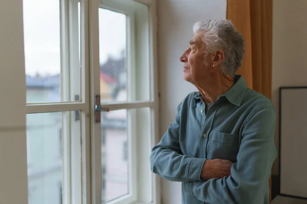 Senior Schaut Aus Dem Fenster Konzept Der Einsamkeit Ruhestand — Stockfoto