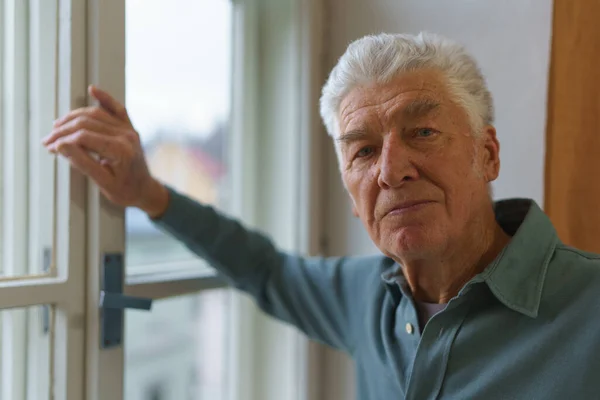 窓の近くに立つ老人 定年退職の孤独の概念 — ストック写真