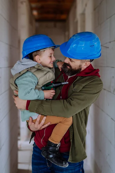 Vater Und Sein Kleiner Sohn Kuscheln Ihrem Unfertigen Haus — Stockfoto