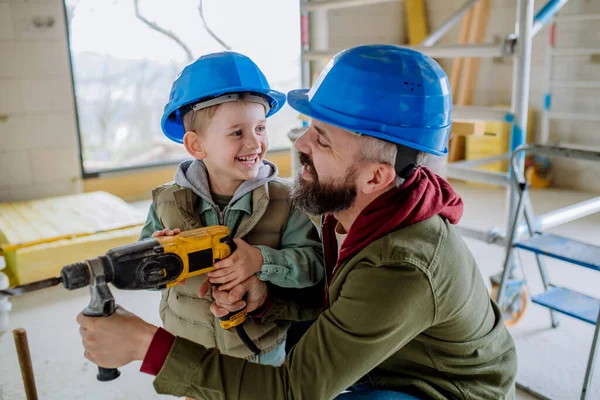 Vater Und Sein Kleiner Sohn Arbeiten Gemeinsam Ihrem Unfertigen Haus — Stockfoto